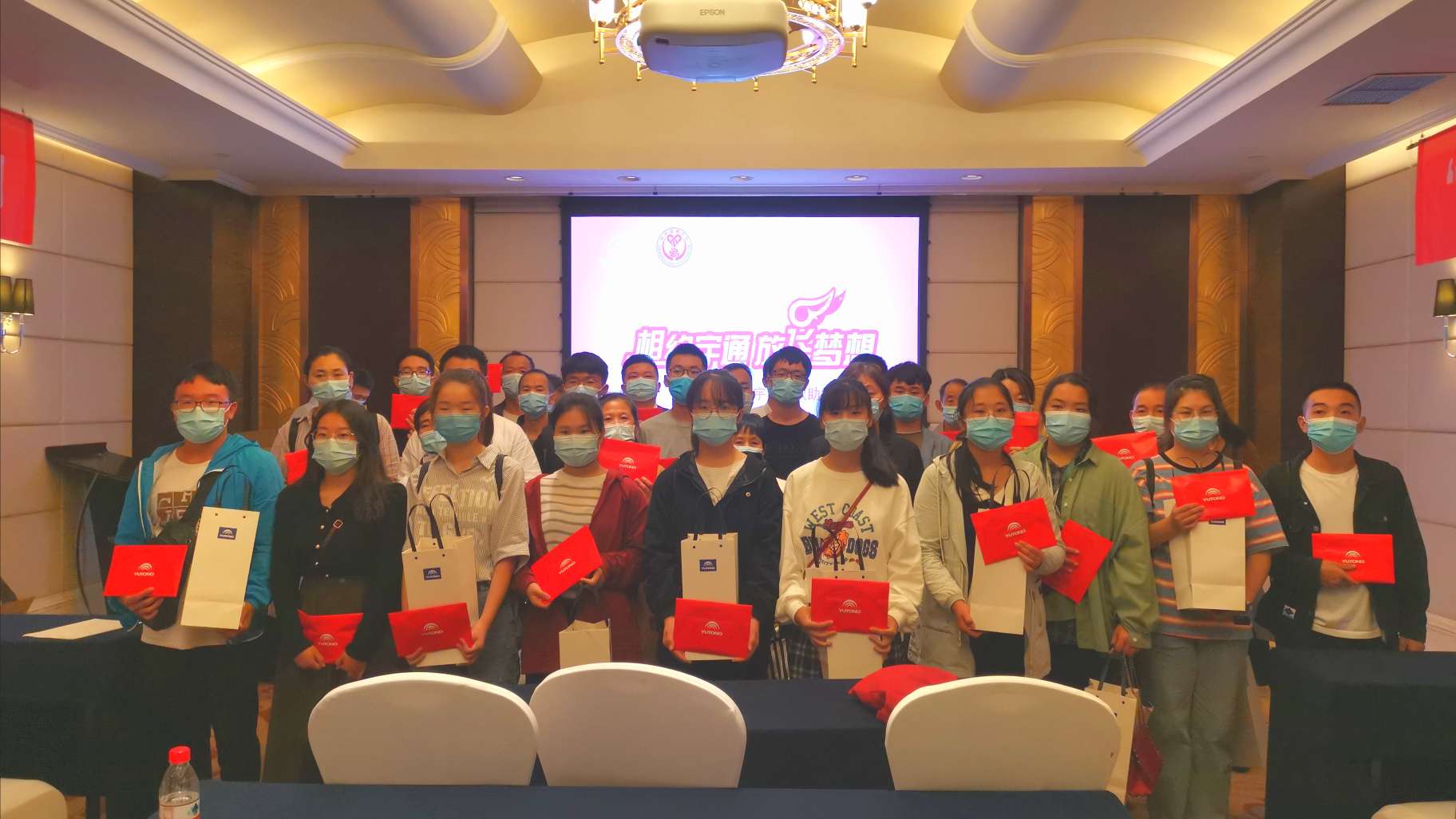 15vip太阳集团助力百名莘莘学子圆大学梦